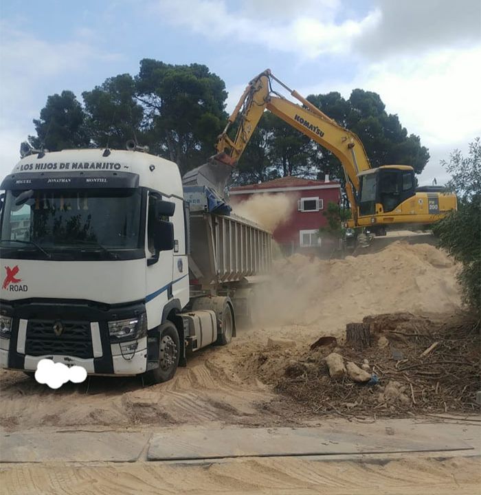 Movimientos de tierra y excavaciones Sanchis camión con tierra