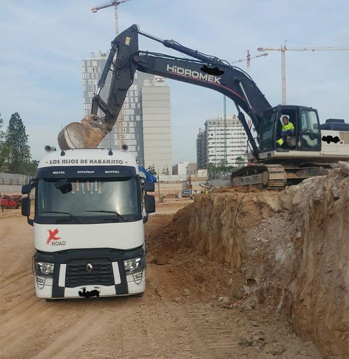 Movimientos de tierra y excavaciones Sanchis excavadora llenando camión 