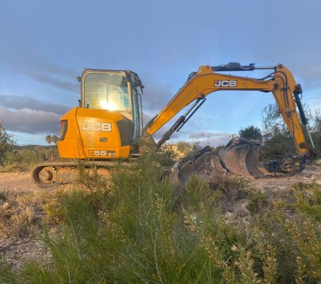 Movimientos de tierra y excavaciones Sanchis excavadora en terreno
