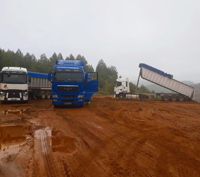 Movimientos de tierra y excavaciones Sanchis vehículos de carga