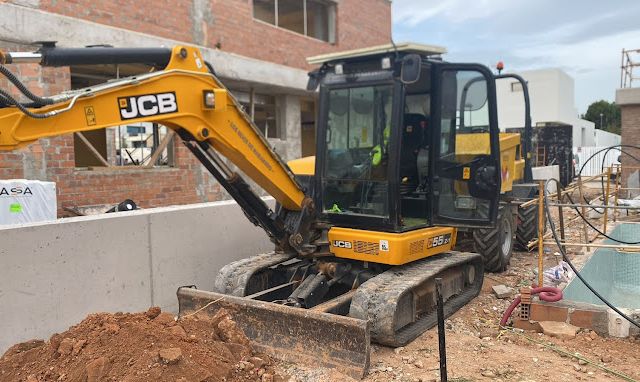 Movimientos de tierra y excavaciones Sanchis excavadora en obra de construcción