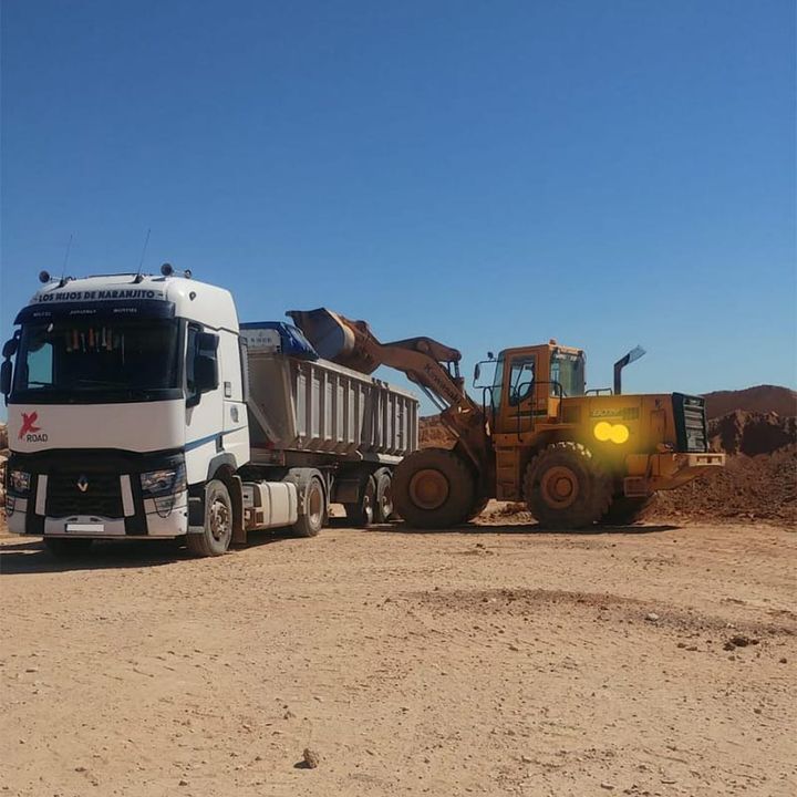 Movimientos de tierra y excavaciones Sanchis vehículo pesado y excavadora